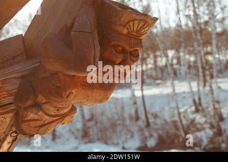 Holzfigur eines bärtigen Mannes auf dem Bogen von Das Schiff Stockfoto