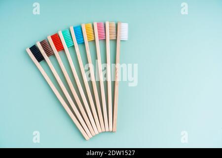 Ein Set umweltfreundlicher antibakterieller Zahnbürsten aus Bambusholz auf hellgrünem Hintergrund. Trends im Bereich Umweltschutz. Stockfoto