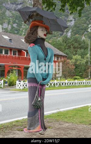 Gestricktes Wollweibchen auf Baumstämmen in Eidfjord in Norwegen. Stockfoto