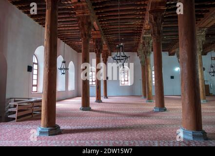 Afyon, Türkei - 26. April 2019: Innenraum der Großen Moschee von Afyonkarahisar Ulu Cami. Antike hölzerne Moscheen in Afyon Stadt, Türkei Stockfoto