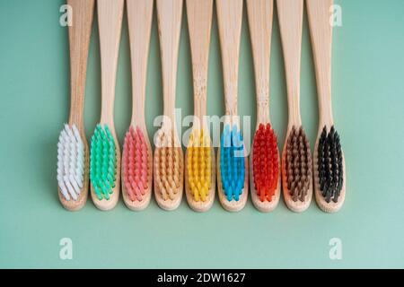Ein Set umweltfreundlicher antibakterieller Zahnbürsten aus Bambusholz auf hellgrünem Hintergrund. Trends im Bereich Umweltschutz. Stockfoto
