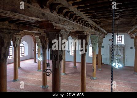 Afyon, Türkei - 26. April 2019: Innenraum der Großen Moschee von Afyonkarahisar Ulu Cami. Antike hölzerne Moscheen in Afyon Stadt, Türkei Stockfoto