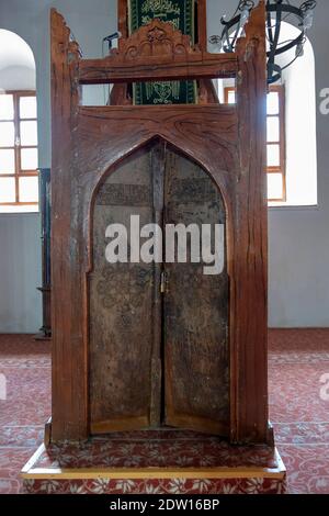 Afyon, Türkei - 26. April 2019: Innenraum der Großen Moschee von Afyonkarahisar Ulu Cami. Antike hölzerne Moscheen in Afyon Stadt, Türkei Stockfoto