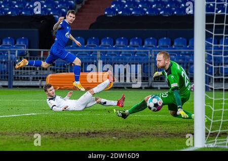 Gelsenkirchen, Deutschland. Dezember 2020. Fußball: DFB Cup, SSV Ulm 1846 - FC Schalke 04, 2. Runde in der Veltins Arena. Schalkes Benito Raman (l-r) punktet gegen Ulmer Thomas Geyer und Ulmer Torhüter Maximilian Reule mit 0:3. Quelle: Guido Kirchner/dpa - WICHTIGER HINWEIS: Gemäß den Bestimmungen der DFL Deutsche Fußball Liga und/oder des DFB Deutscher Fußball-Bund ist es untersagt, im Stadion und/oder des Spiels aufgenommene Fotos in Form von Sequenzbildern und/oder videoähnlichen Fotoserien zu verwenden oder zu verwenden./dpa/Alamy Live News Stockfoto