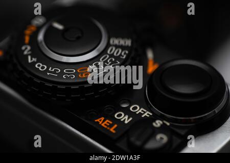 Ein-aus-Schalter an einer Retro-Filmkamera Stockfoto