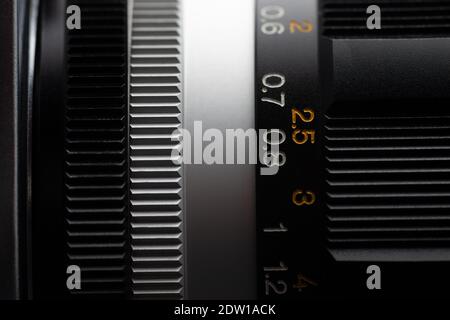 Entfernungsskala auf einem Vintage-Objektivzylinder Stockfoto