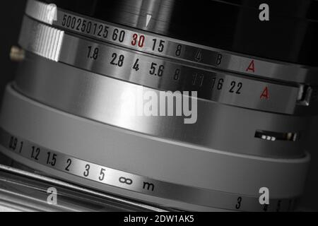 Verschlusszeit, Blende und Fokusabstand bei einer Vintage-Filmkamera Stockfoto