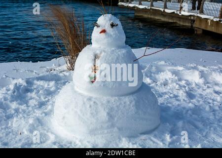Snow Woman in Brooklyn Park nach dem ersten Schneesturm von Dezember 2020 Stockfoto