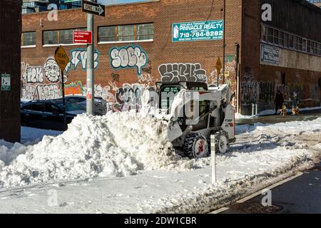 Schneeräumung für den ersten Wintersturm an der Ecke der West Street und Java Street in Greenpoint, Brooklyn, NY, USA am 17. Dezember 2020 Stockfoto