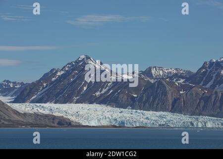 Berge, Gletscher und Küstenlandschaft in der Nähe eines Dorfes namens "NY-Ålesund" bei 79 Grad nördlich auf Spitzbergen. Stockfoto