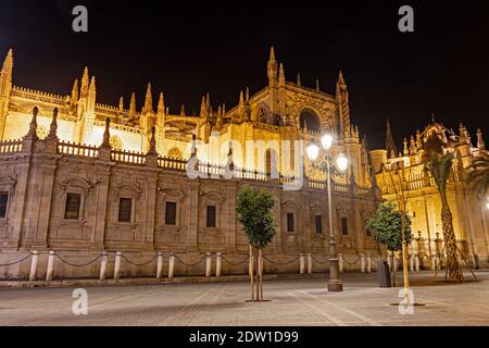 Sevilla Kathedrale der Heiligen Maria vom See (Kathedrale Santa Maria de la Sede de Sevilla) Nachts beleuchtet Stockfoto