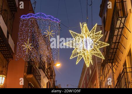 Weihnachtsdekoration in Sierpes Straße, Sevilla, Andalusien, Spanien Stockfoto