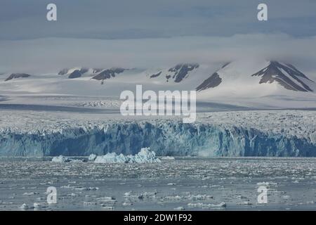 Berge, Gletscher und Küstenlandschaft in der Nähe eines Dorfes namens "NY-Ålesund" bei 79 Grad nördlich auf Spitzbergen. Stockfoto