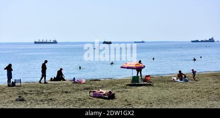 Dasoudi öffentlichen Strand, Schwimmen, Sand, Schiffe in der Ferne, Mittelmeer, Limassol, Zypern Stockfoto