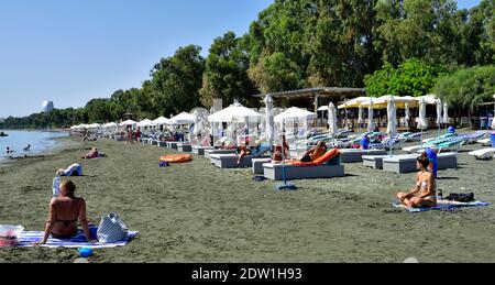 Dasoudi öffentlichen Strand, Schwimmen, Sand, Schiffe in der Ferne, Mittelmeer, Limassol, Zypern Stockfoto