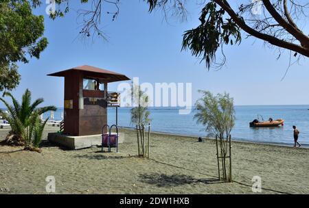 Strand und Rettungsstation Turm am öffentlichen Strand Dasoudi, Schwimmen, Sand, Mittelmeer, Limassol, Zypern Stockfoto