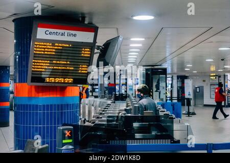Oxford Street, London, Großbritannien. Dezember 2020. Die U-Bahn-Station Oxford Circus ist aufgrund der Einschränkungen des Covid-Virus der Stufe 4 fast leer. Dieser Bahnhof wäre normalerweise sehr voll im Vorfeld zu Weihnachten, aber in diesem Jahr gibt es mehr Personal als Passagiere. Kredit: Tom Leighton/Alamy Live Nachrichten Stockfoto