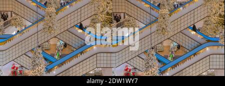 Paris, Frankreich - 12 21 2020: Der Bon Marché Laden mit seinen unglaublichen Treppen und Weihnachtsdekorationen in der Covid Periode Stockfoto