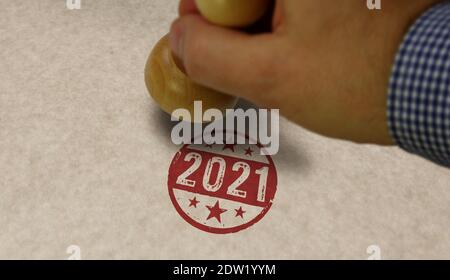 2021 Jahre Stempel und Stempelhand. Abstraktes Konzept. Stockfoto