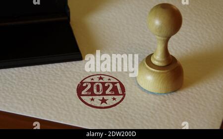 2021 Jahre Stempel und Stempelhand. Abstraktes Konzept. Stockfoto