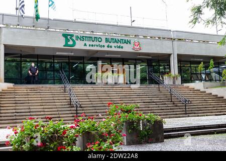 Sao Paulo, Sao Paulo, Brasilien. Dezember 2020. Haupteingang zum Butantan-Institut in Sao Paulo, wo der Coronavac-Impfstoff in Zusammenarbeit mit dem chinesischen Sinovac-Labor entwickelt wird. Die Regierung des Bundesstaates Sao Paulo plant, am 25. Januar 2021 mit der Impfung gegen das Coronavirus zu beginnen. Kredit: Paulo Lopes/ZUMA Wire/Alamy Live Nachrichten Stockfoto