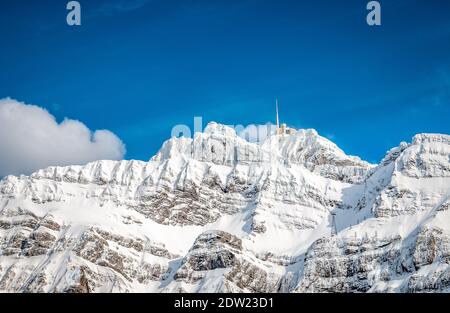 Hotel auf verschneiten Berggipfel mit blauem Himmel Stockfoto