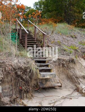Erosion beschädigt Holztreppe auf dem sandigen Rand gebaut Lake Michigan Stockfoto
