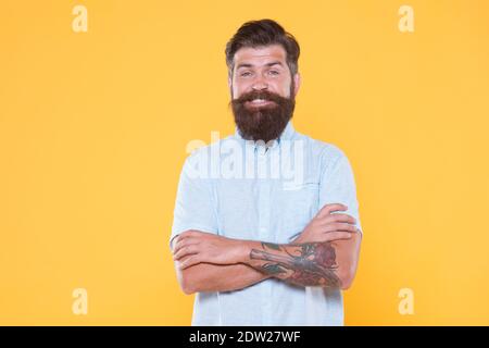 Charismatischer Kerl suchen glücklich. Männlich Barbier Mode. Haar-und Bartpflege. Bärtige Koch in weißem Hemd. Brutal kaukasischen Hipster mit Schnurrbart. Zuversichtlich und gut aussehend brutalen Mann. Gesichtspflege. Stockfoto
