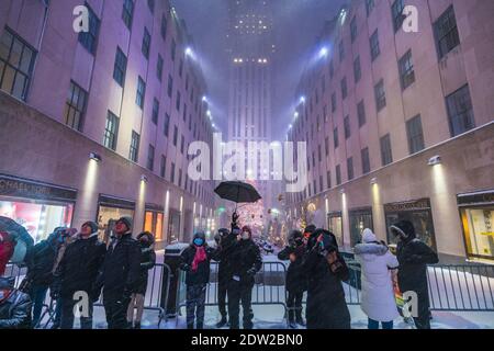 Die Leute beobachten Saks 5th Ave Christmas Light im Rockefeller Center Während COVID-19 Stockfoto