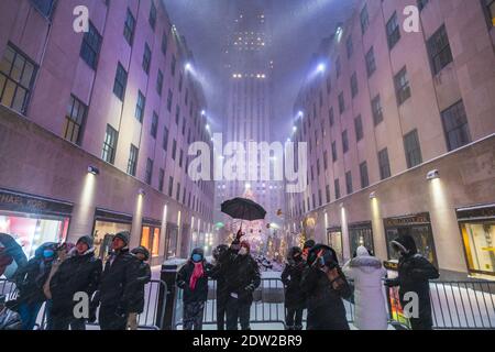 Die Leute beobachten Saks 5th Ave Christmas Light im Rockefeller Center Während COVID-19 Stockfoto