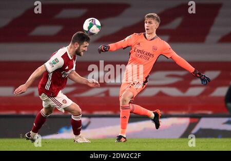 Arsenals Shkodran Mustafi führt den Ball klar vor seinem Torwart Runar Runarsson während des Carabao Cup, Quarter Final Match im Emirates Stadium, London. Stockfoto