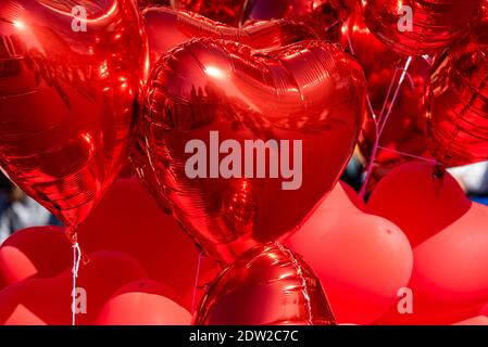 Herz geformte rote Ballons aufgeblasen Stockfoto