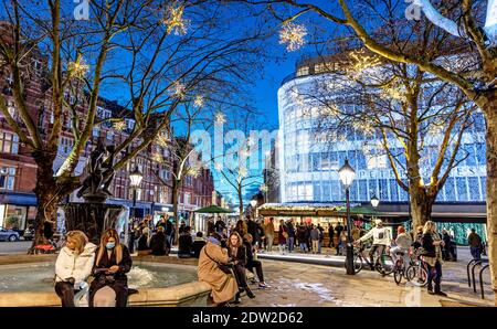 Menschen feiern Weihnachten in Sloane Square bei Nacht London UK Stockfoto