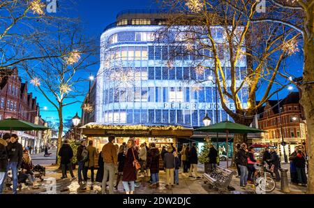 Menschen feiern Weihnachten in Sloane Square bei Nacht London UK Stockfoto