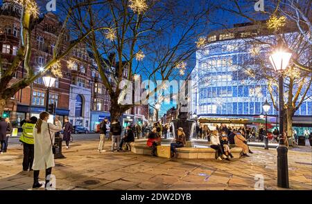 Menschen feiern Weihnachten in Sloane Square bei Nacht London UK Stockfoto