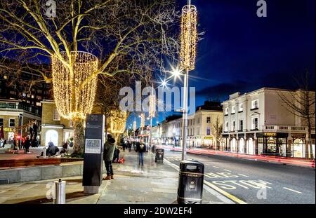 Weihnachten in der Kings Road bei Nacht London Großbritannien Stockfoto