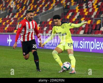 Brentford, Großbritannien. Dezember 2020. Saman Ghoddos (L) von Brentford und Jamal Lewis (R) von Newcastle United während des Carabao Cup Spiels im Brentford Community Stadium, Brentford Bild von Mark Chapman/Focus Images/Sipa USA ? 22/12/2020 Credit: SIPA USA/Alamy Live News Stockfoto