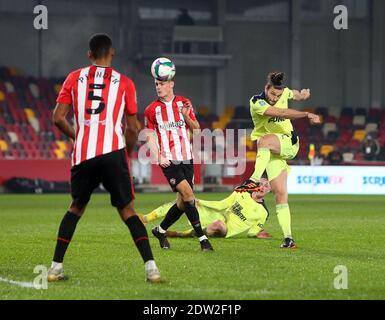Brentford, Großbritannien. Dezember 2020. Andy Carroll (R) von Newcastle United während des Carabao Cup Spiels im Brentford Community Stadium, Brentford Bild von Mark Chapman/Focus Images/Sipa USA ? 22/12/2020 Credit: SIPA USA/Alamy Live News Stockfoto
