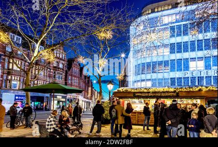 Menschen feiern Weihnachten in Sloane Square bei Nacht London UK Stockfoto