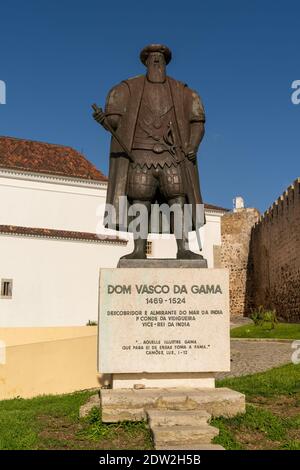 Sines, Portugal - 20. Dezember 2020: Die Statue von Vasco da Gama in seiner Heimatstadt Sines Stockfoto