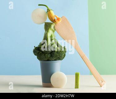 Frisches grünes Gemüse, Brokkoli. Die Balance der schwimmenden Versorgung. Kunst Konzept der gesunden Ernährung. Speicherplatz kopieren Stockfoto