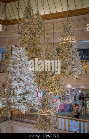 Paris, Frankreich - 12 21 2020: Der Bon Marché Laden und Weihnachtsbaum Details Stockfoto