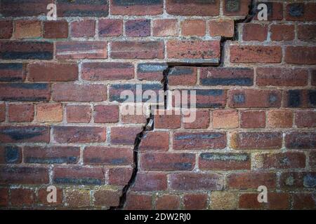 Ein großer Crack in einem alten roten Ziegelsteinmauer Stockfoto