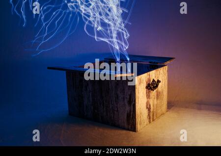 Magische hölzerne vintage handgefertigte Brust-Box öffnen mit Strömen von rauchigen Licht aus dem Inneren, auf cremefarbenen Hintergrund mit Duoton Beleuchtung. Co Stockfoto