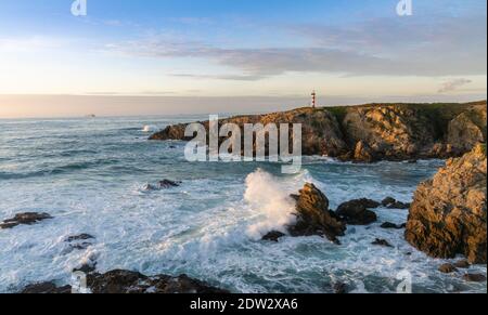 Blick auf die zerklüftete Küste von Alentejo und den Leuchtturm von Porto Covo Bei Sonnenuntergang Stockfoto