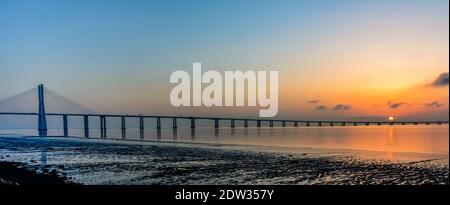 Panorama bei Sonnenuntergang am Puente Vasco de Gama, Lissabon, Portugal Stockfoto