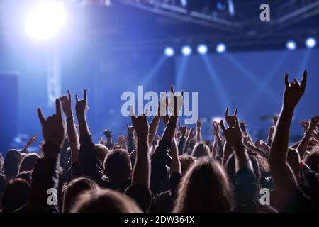 Silhouetten von Menschen im Rockkonzert vor der Bühne. Stockfoto