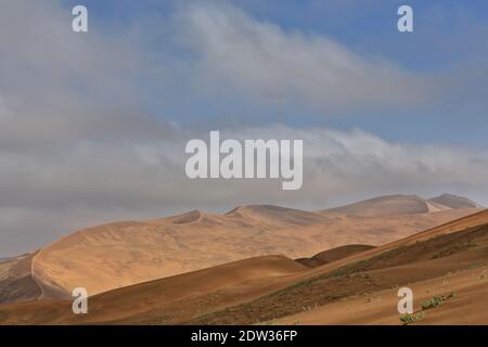Megadunes mit Blick auf Sumu Barun Jaran See E.Shore-Badain Jaran Wüste-Innere Mongolei-China-1168 Stockfoto