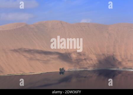 Sumu Barun Jaran Lake-Badain Jaran Wüste-Sand Megadune-blauen Himmel. Innere Mongolei-China-1170 Stockfoto