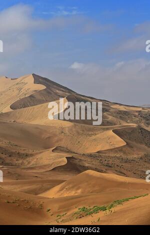 Megadunes mit Blick auf Sumu Barun Jaran See SW.Ufer-Badain Jaran Wüste-Innere Mongolei-China-1171 Stockfoto
